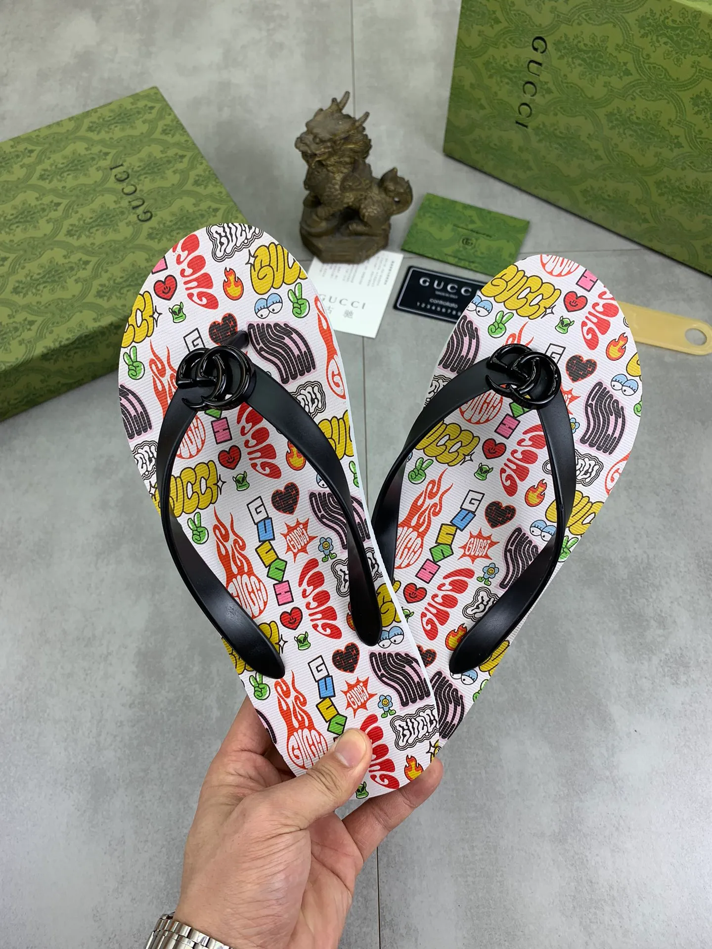Men's men's shoes 💰P220💰【New style】🆘【GUCCI】Official website's popular Gucci adult couple 🧑‍🤝‍🧑 style, children's flip-flops are on sale at the counter simultaneously! Original fabric imported from Italy. Original bottom provided by the original factory. Size: Adult 36-45. Children’s size: 30-37. Multiple colors available.